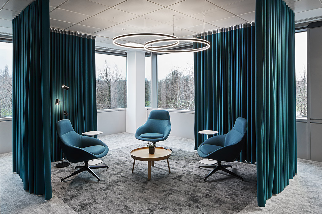 Always lounge chair with black legs