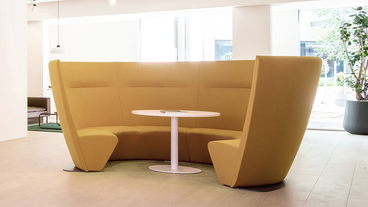 Atom curved seating pod with table