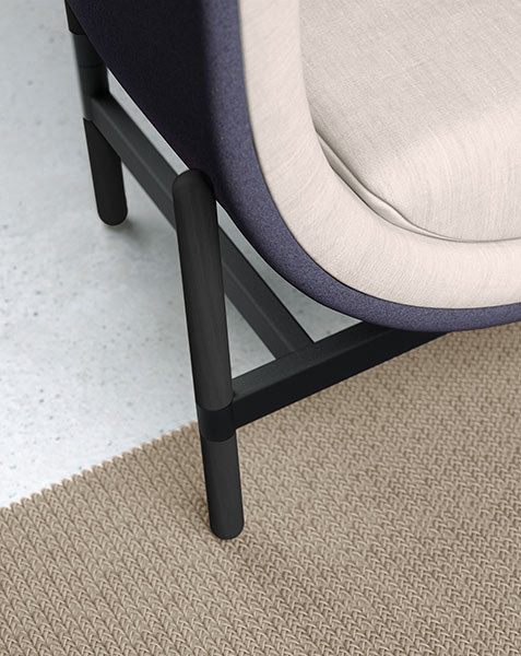 Capsule black varnished legs