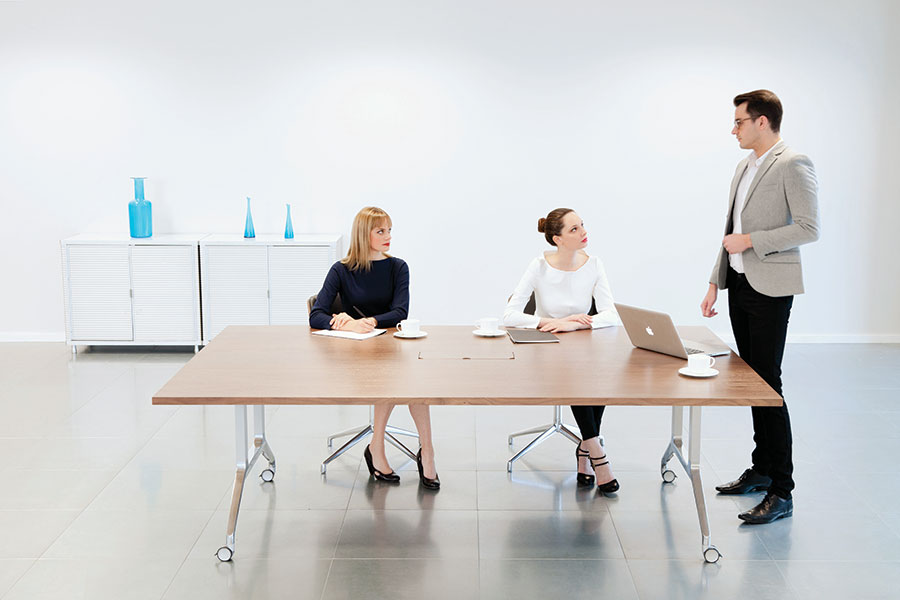 Deploy table on castors