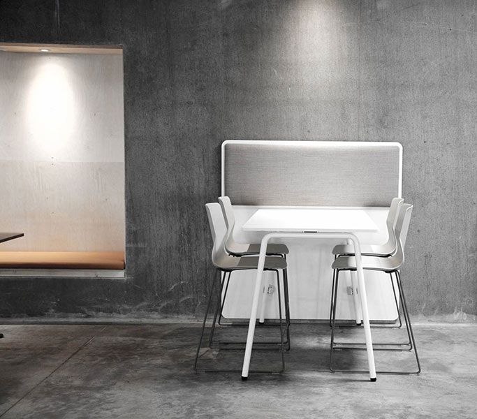 Fourreal high white table with partition