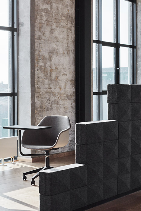 FourMe 66 chair with folding swivel table 