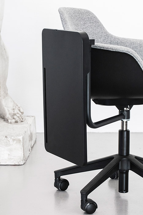 FourMe 66 chair with folded Innotab arm
