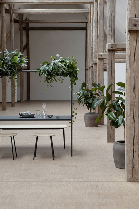 Fourreal A standing table