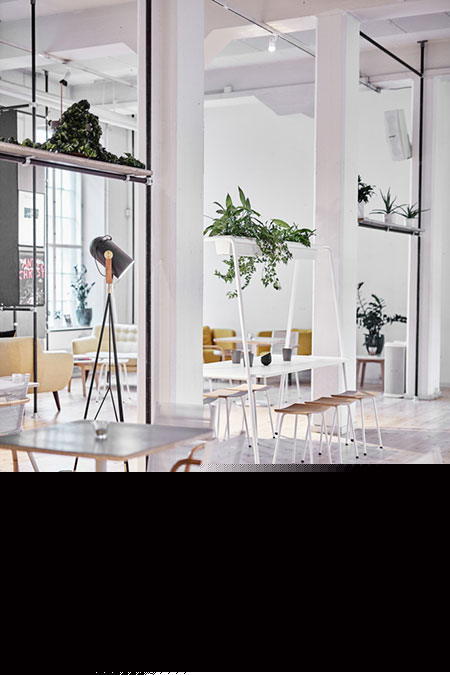 Fourreal A standing table