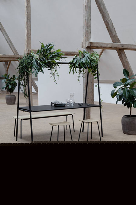 Fourreal A standing table