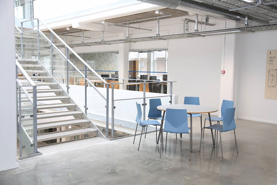 Fourreal round meeting table