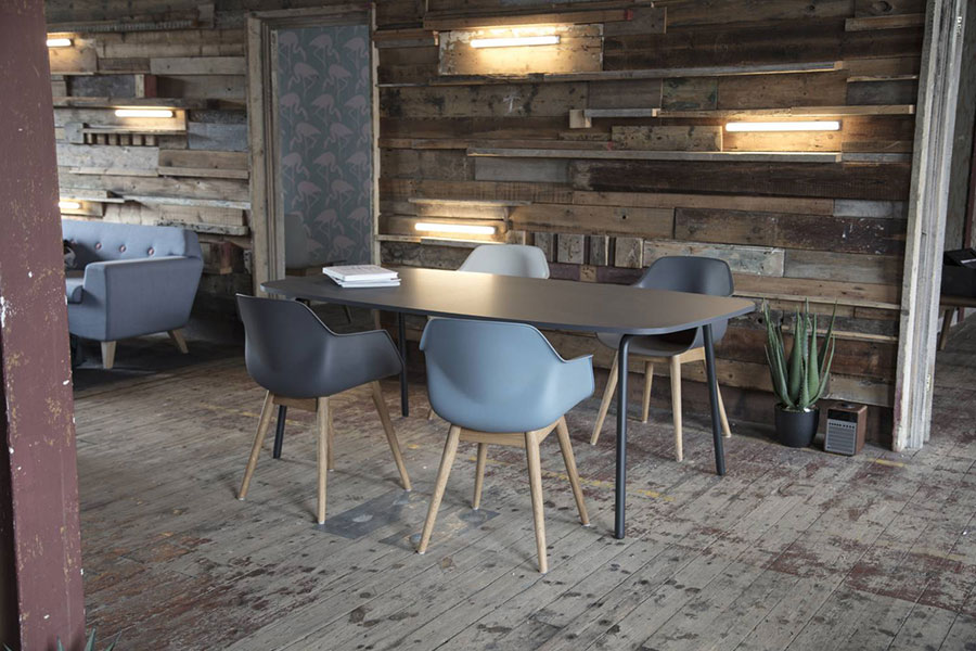 Fourreal meeting table