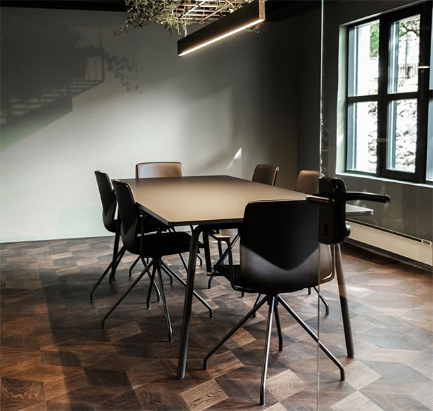 Fourreal table in room