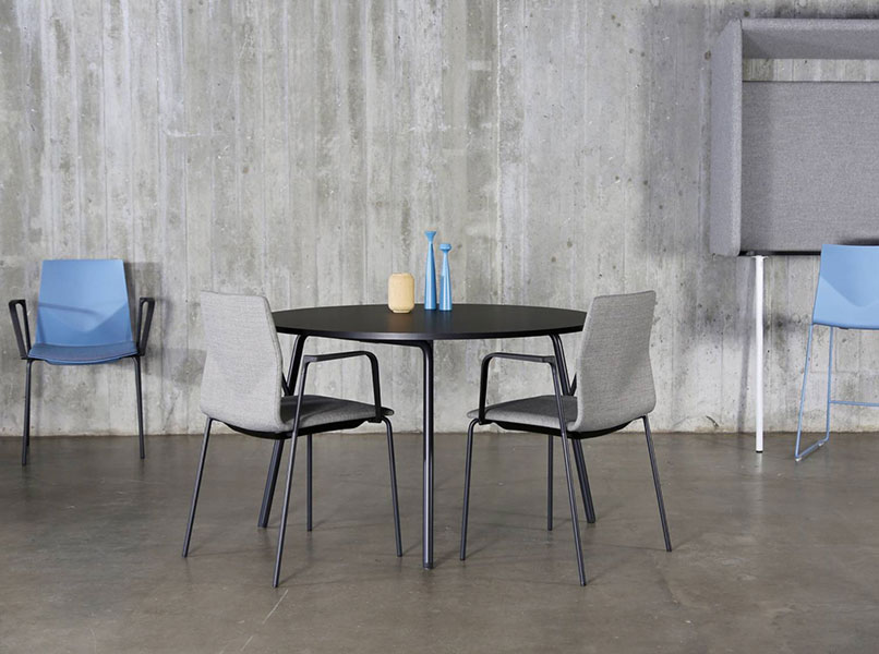 Fourreal round black table