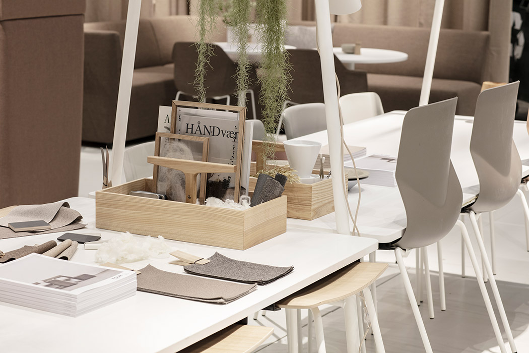 FourSure 44 chair suspended on FourReal A table