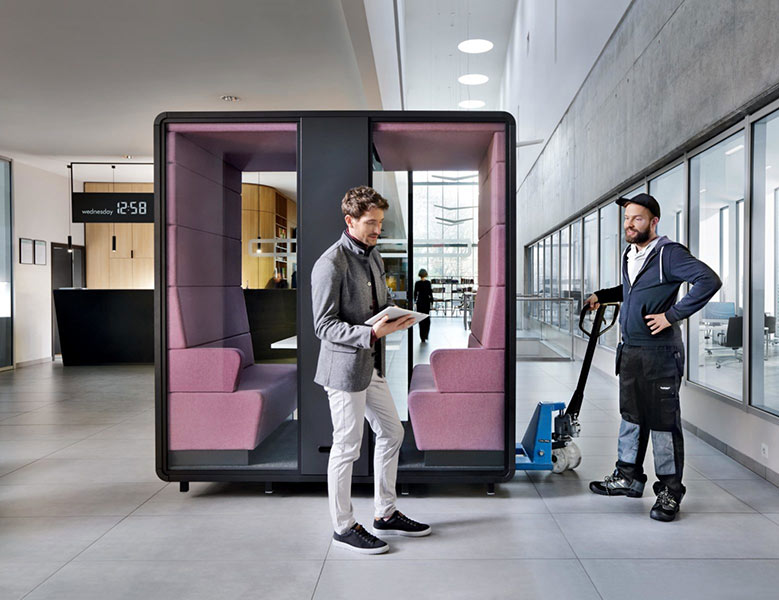 Mobile office pod on castors