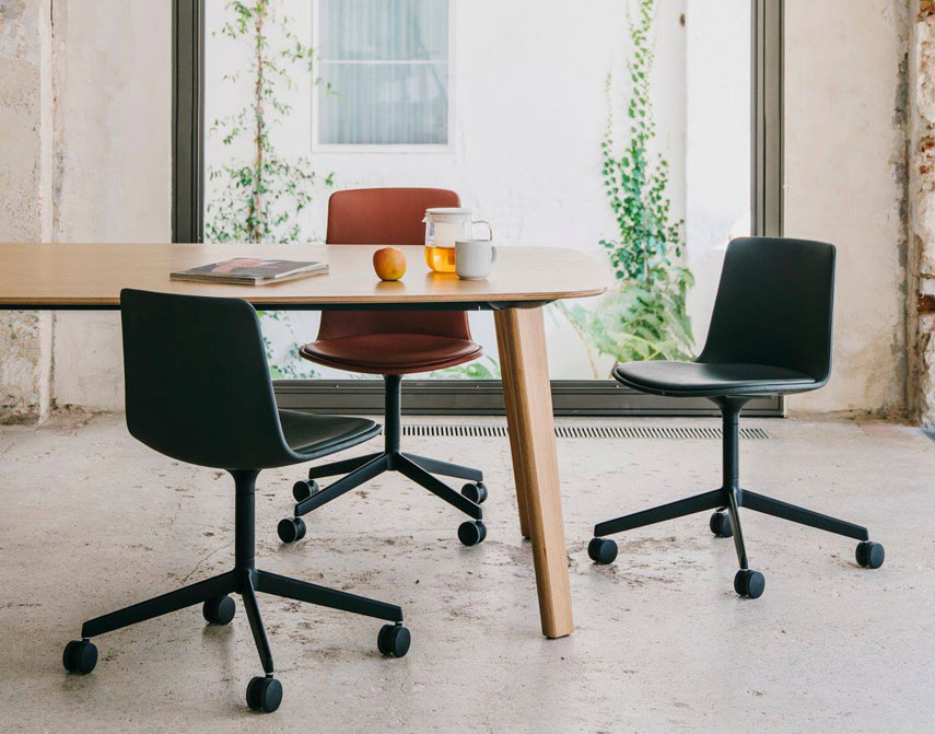 Mobile Lottus chairs at meeting table
