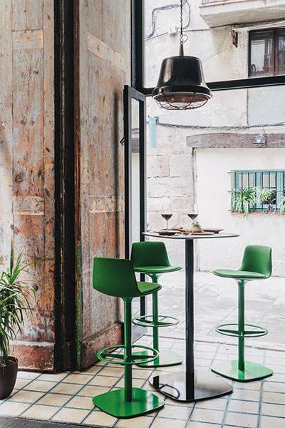 Lottus Stool in green with footring