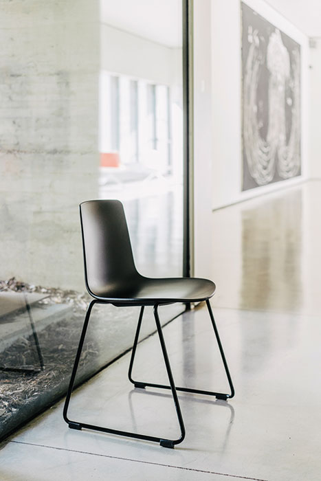 Lottus black sled chair