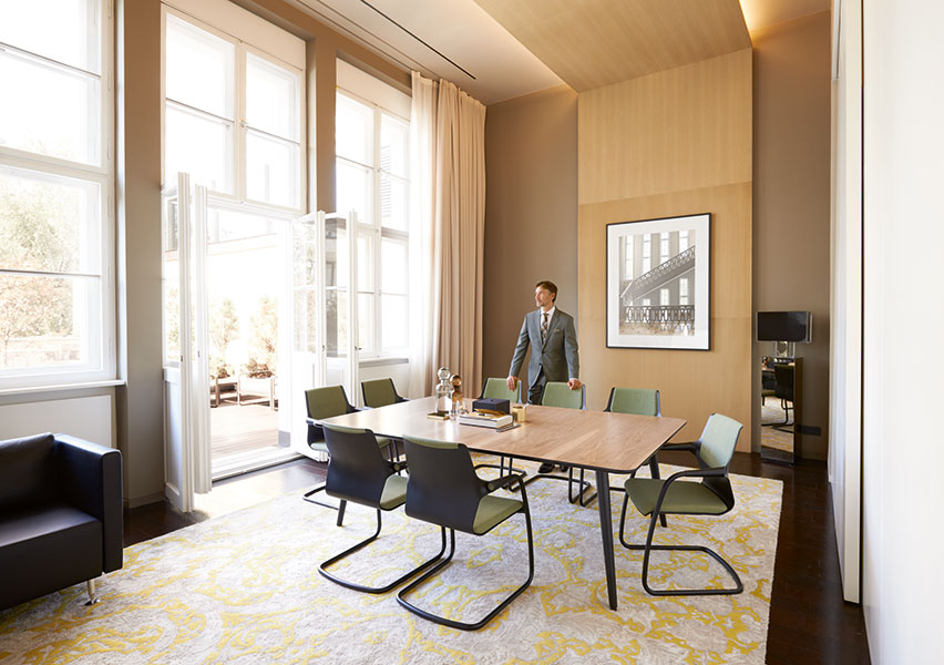 Mastermind small veneer table