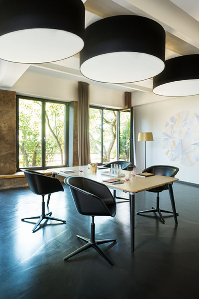 Mastermind table with radius edges 