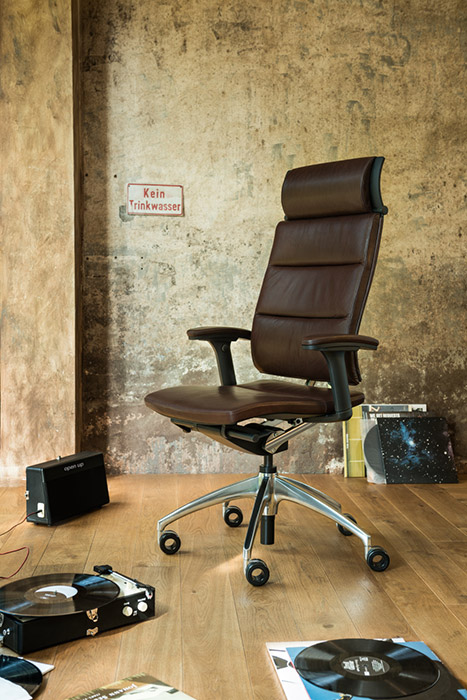 Open Up chair with headrest