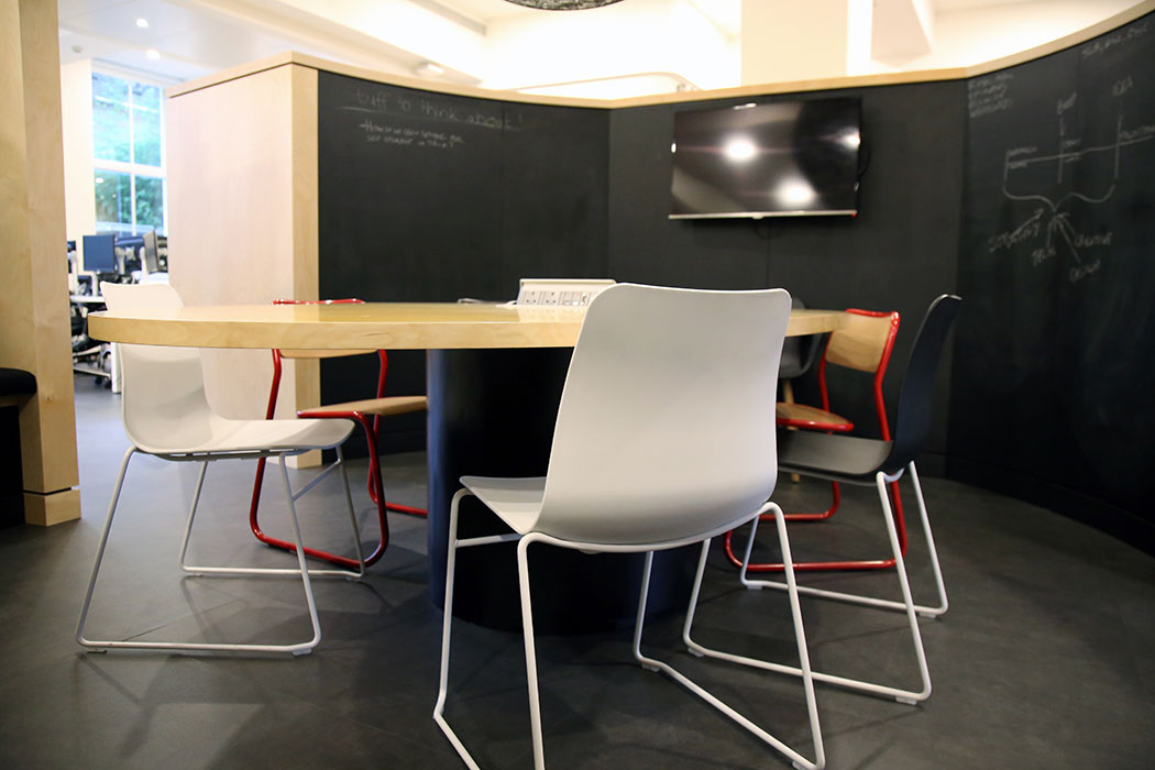 Polly sled base chair