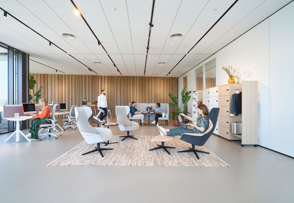SE:Lounge chairs in meeting setup
