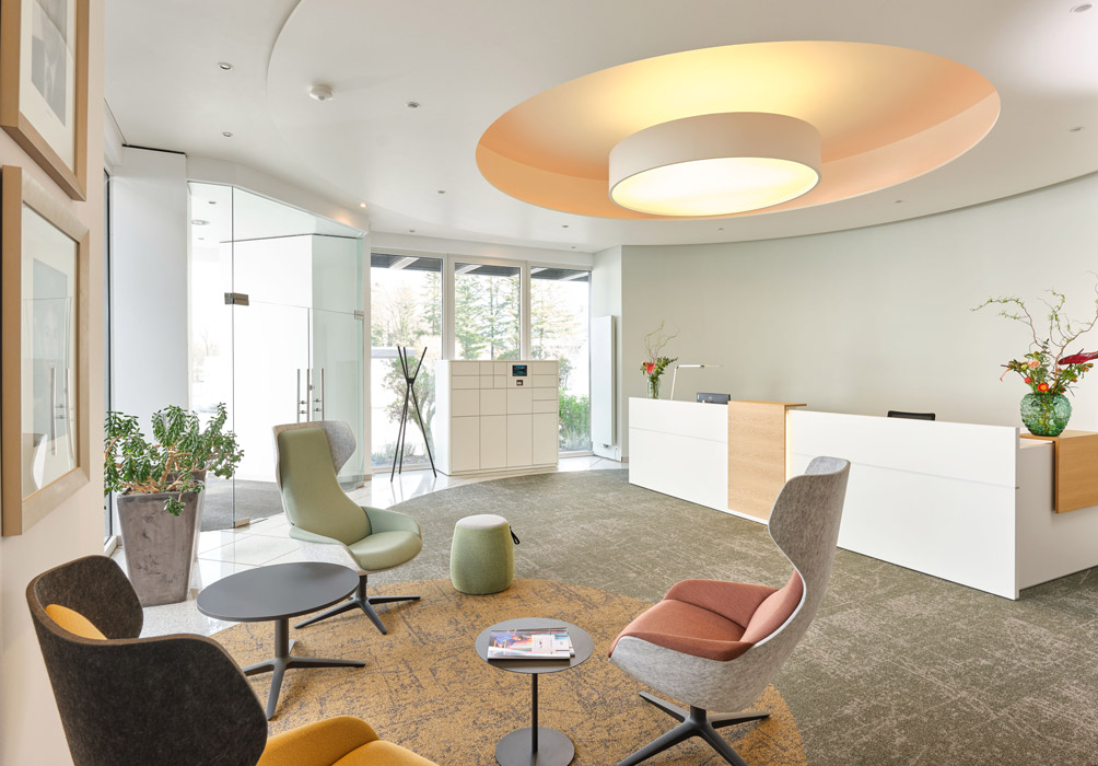 SE:Lounge chairs in reception area