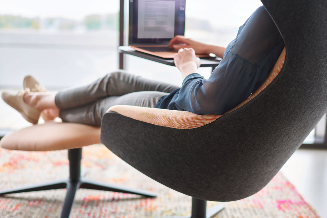 SE:Lounge chair working setup with tablet table