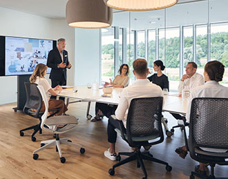 SE Motion chair at table