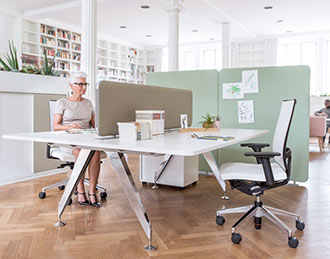 Desk dividing screen with pinnable freestanding screen