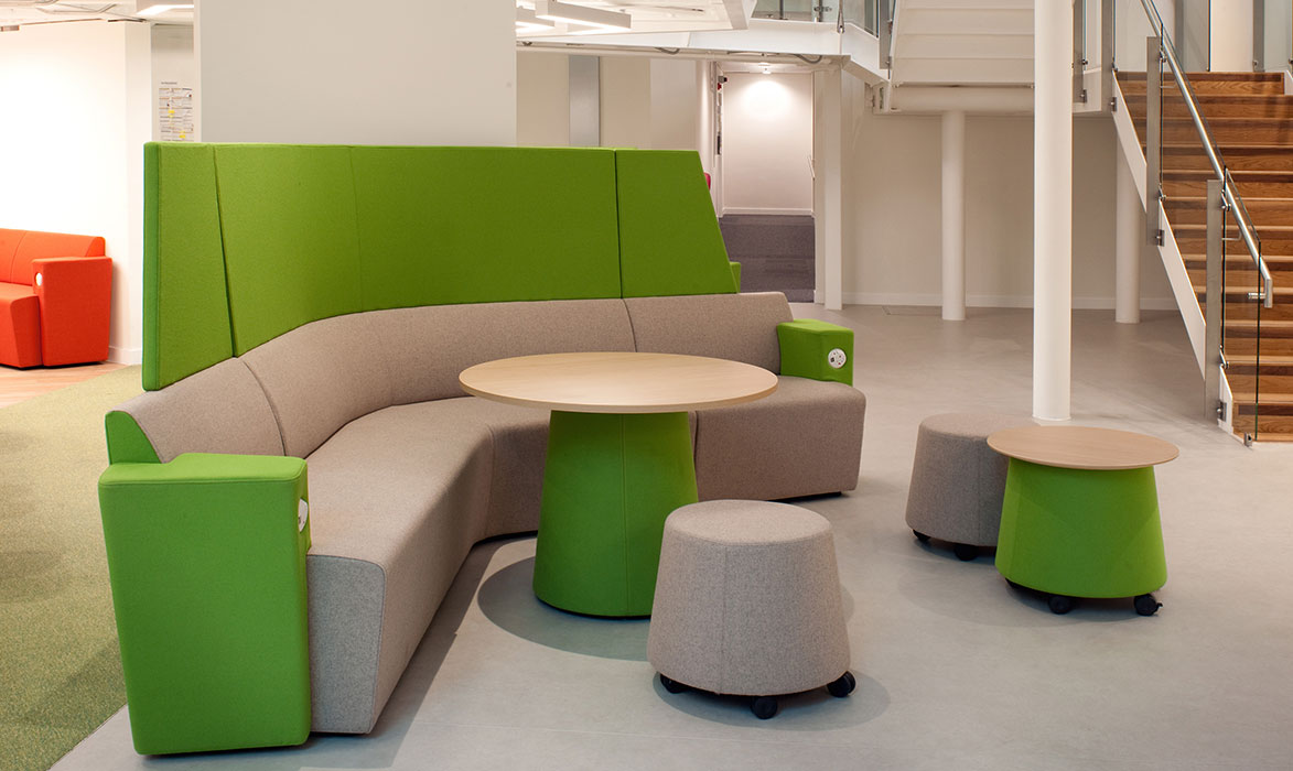 Sully stools and mobile table