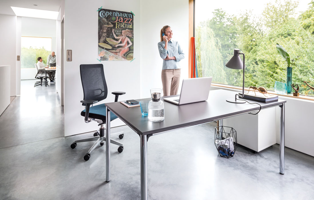 Temptation Four desk with round legs