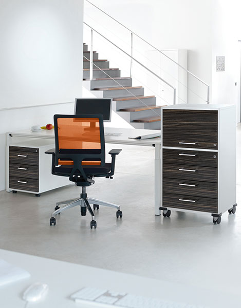 Temptation Four desk with adjustable leg