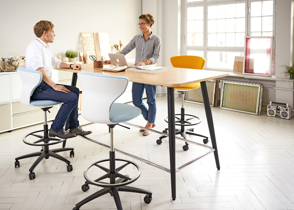 Turn around high swivel stool