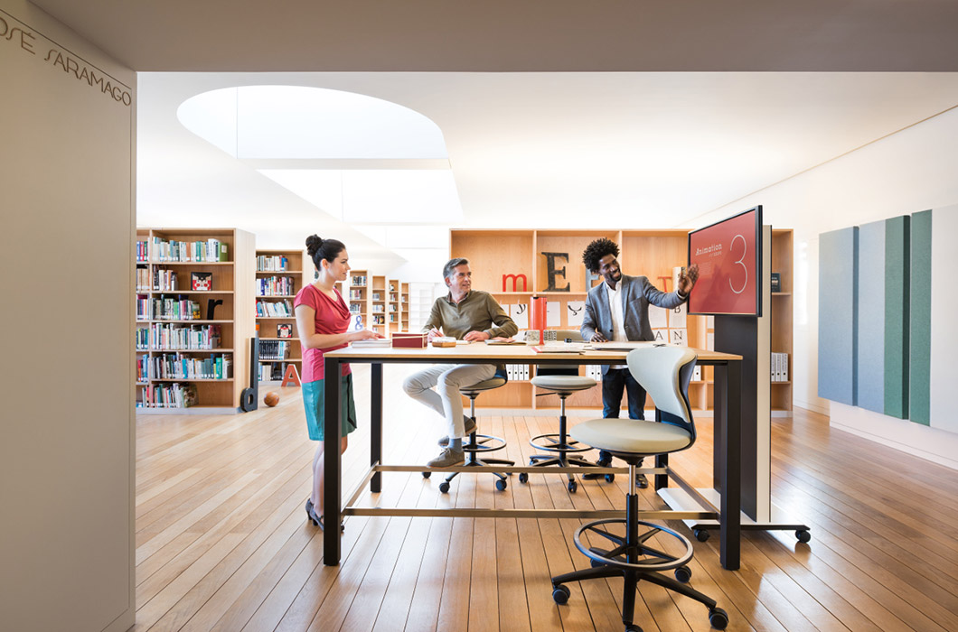 Turn around high chair with footring.