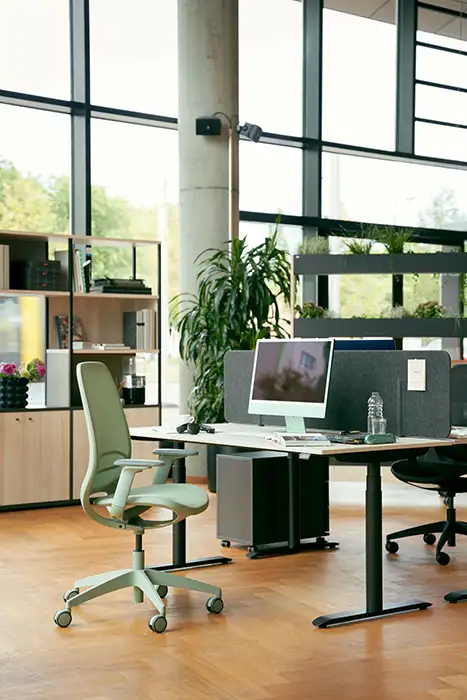 se Air swivel office chair in light grey at desk