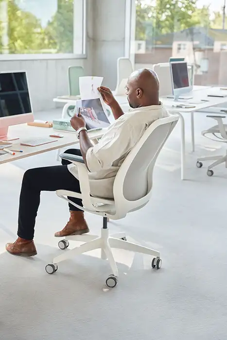 se Air swivel office chair at desk without lumbar support