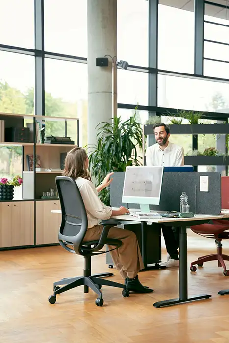 se Air swivel office chair in black with lumbar support