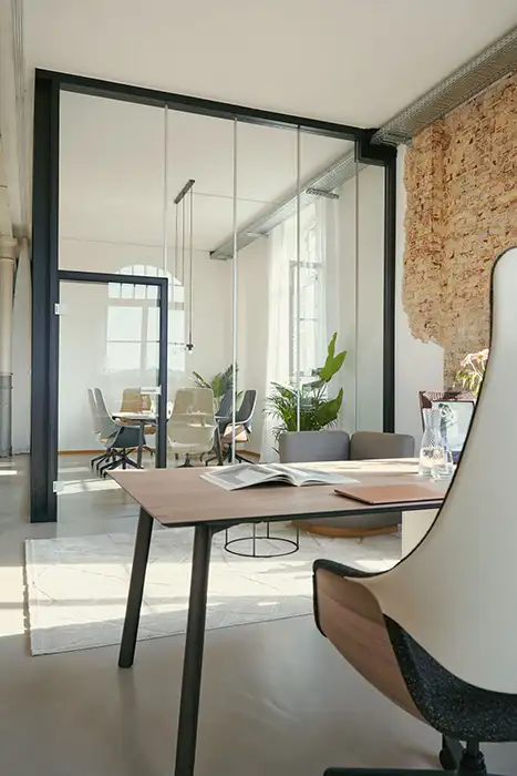 se:vision desk in office with glazed boardroom